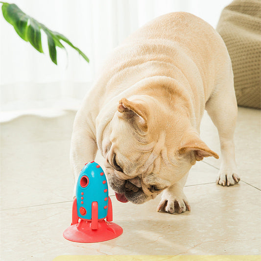 bouledogue jouant avec fusee rocket chien